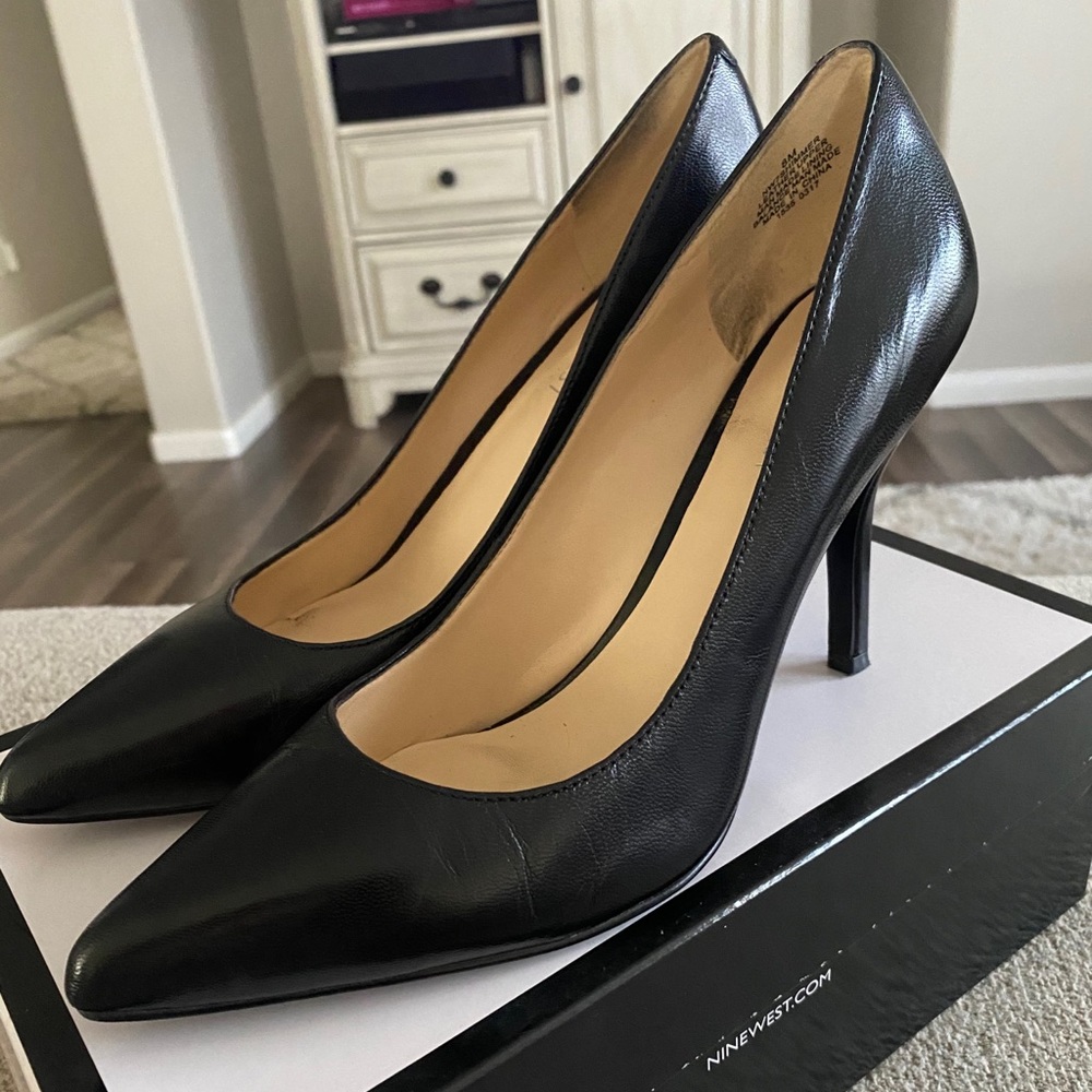Nine West Black Pointed Toe Pump, size 8